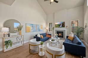 Maison, Plusieurs lits, patio, vue sur le jardin (2726 Prairie Flax Street) | Aire de séjour | Téléviseur, foyer