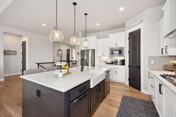 Rumah, Beberapa Tempat Tidur, patio, pemandangan gunung (3062 Lake Verna Drive*) | Dapur pribadi | Lemari es, microwave, oven, dan kompor