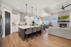 Rumah, Beberapa Tempat Tidur, patio, pemandangan gunung (3062 Lake Verna Drive*) | Dapur pribadi | Lemari es, microwave, oven, dan kompor