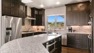 House, Multiple Beds, Patio, Mountain View (39749 Hilltop Circle) | Private kitchen | Fridge, microwave, oven, stovetop
