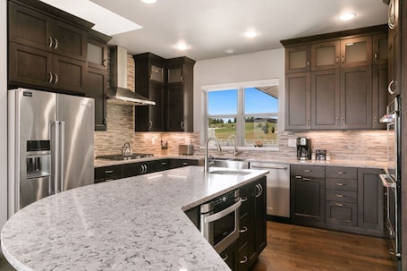 House, Multiple Beds, Patio, Mountain View (39749 Hilltop Circle) | Private kitchen | Fridge, microwave, oven, stovetop
