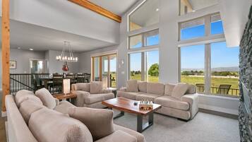 Casa, varias camas, patio, vista a la montaña (39749 Hilltop Circle) | Área de sala de estar | Televisión y chimenea