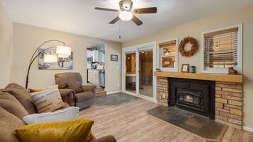 House, Multiple Beds, Hot Tub, Garden View (919 Grant Avenue) | Living area | TV, fireplace