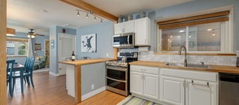 Cozy Mountain Retreat in Downtown With Hot Tub and Bikes