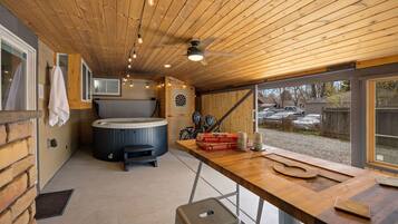 House, Multiple Beds, Hot Tub, Garden View (919 Grant Avenue) | Private kitchen | Fridge, microwave, oven, stovetop