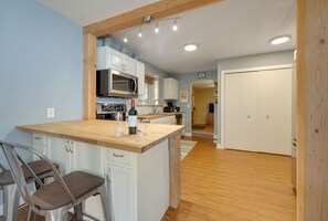 منزل - عدة أسرّة - بمغطس ساخن - منظر للحديقة (919 Grant Avenue) | مطبخ خاص | ثلاجة، ميكروويف، فرن، موقد طهي مسطح