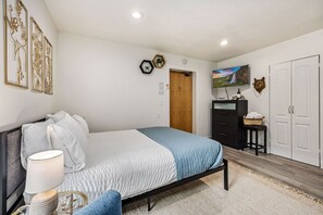 Apartment, 1 Queen Bed, Sauna (620 Mathews St. (Unit 100))