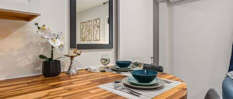 Lägenhet - 1 queensize-säng - bastu (620 Mathews St. (Unit 100)) | Restauranger