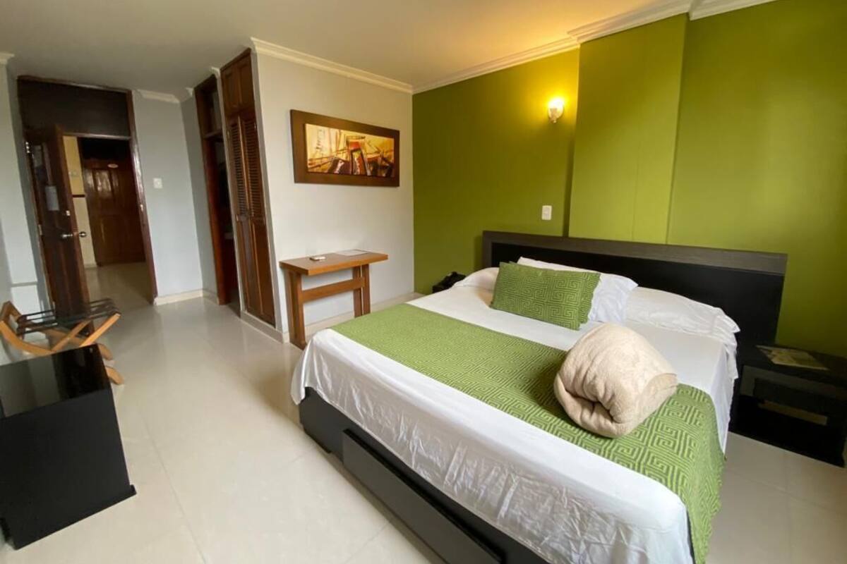Phòng phong cách cổ điển | Minibar, bàn, khu vực làm việc phù hợp cho laptop 