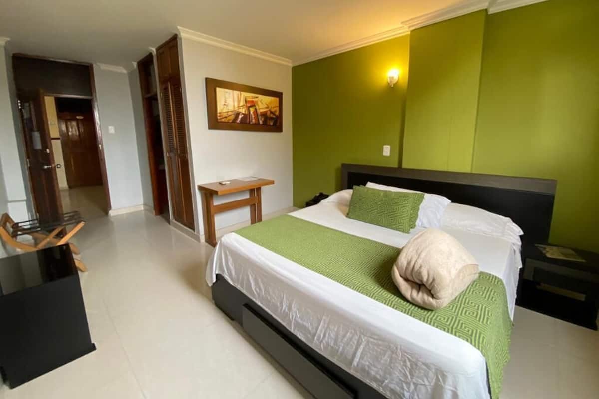 Classic Room | 1 bedroom, minibar, desk, laptop workspace
