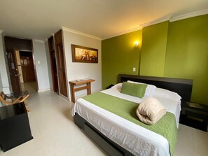 Habitación clásica | Minibar, escritorio, espacio para trabajar con laptop y wifi gratis