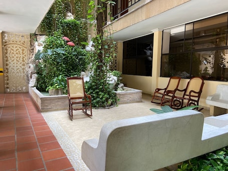 ํ
๋ผ์ค/ํํฐ์ค