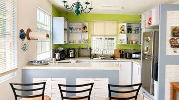 Coffee/tea maker, fridge, microwave, oven
