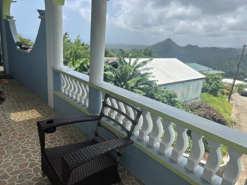 NIZA’S PLACE—Cozy Mountainside Villa with Ocean view.