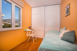2 bedrooms, iron/ironing board, WiFi, bed sheets