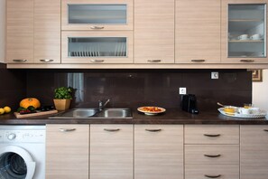 Kühlschrank, Ofen, Wasserkocher mit Kaffee-/Teezubehör, Wasserkocher