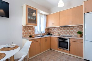 Kühlschrank, Ofen, Wasserkocher mit Kaffee-/Teezubehör, Esstisch