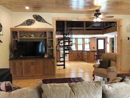 Smart TV . Lovely, secluded cabin in Vermont's "Land of Lakes and Ponds"