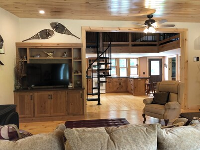 Lovely secluded cabin on VAST trail.  Drive to Stowe, Smuggs, Jay Peak & others