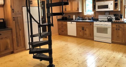 Lovely secluded cabin on VAST trail in VT's "Land of Lakes and Ponds"