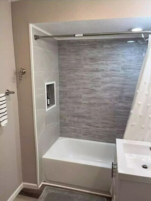 Shower, hair dryer, towels, soap - Boulevard Water front Oasis
 (Racine)