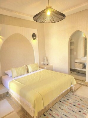 5 عدّة غرف نوم وخزنة داخل الغرفة ومكتب ومكواة/لوح كي