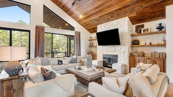 Télévision, cheminée, livres