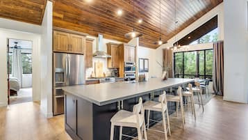 冰箱、微波炉、烤箱、炉灶