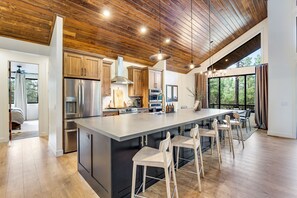 冷蔵庫、電子レンジ、オーブン、コンロ