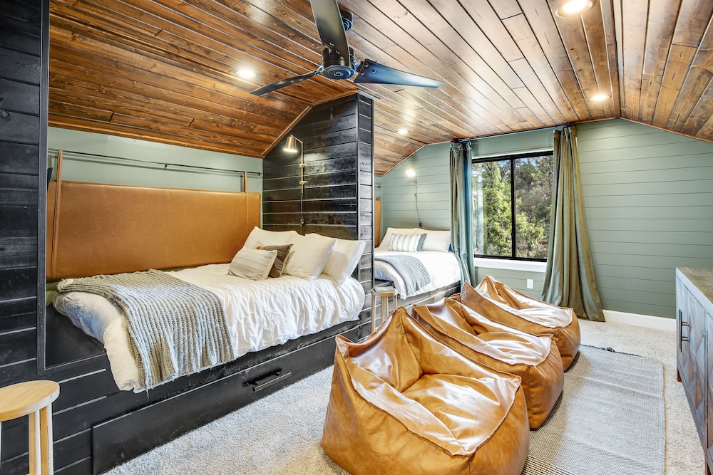 Stunning Torreon home with expansive deck, grill, fireplace, & AC