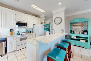 Fridge, microwave, oven, stovetop - Smiles in Isla Del Sol | House in Galveston (Galveston)
