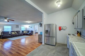 Refrigerador, microondas, horno, placa de cocina