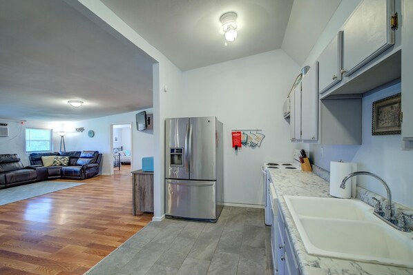 Refrigerador, microondas, horno, placa de cocina