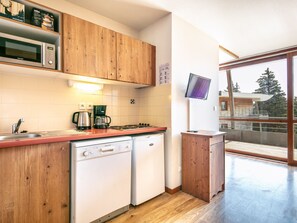 Refrigerador, microondas, lavavajillas y cafetera y tetera