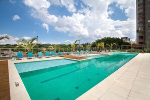 Una piscina al aire libre