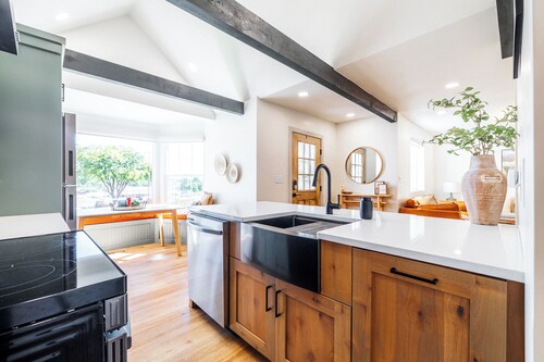 Cozy Cottage Between Zion and Bryce! Family Friendly, Firepit with Mountain View