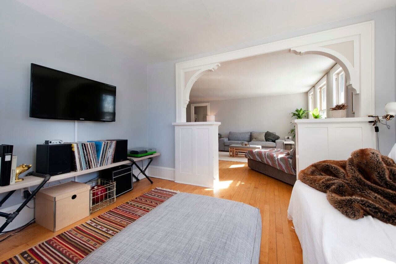 2 soverom, skrivebord, strykejern/-brett og reiseseng for barn