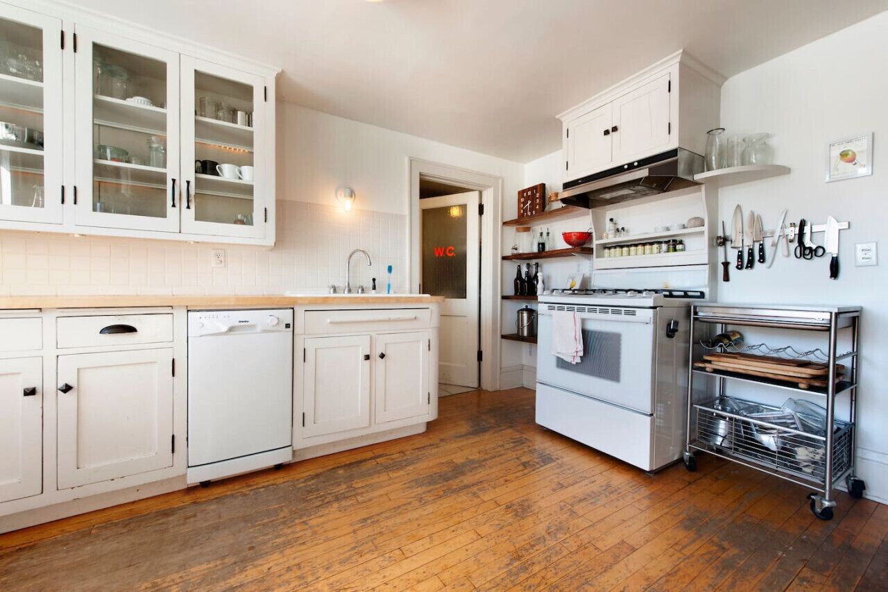 Kjøleskap, ovn, kokeplater og oppvaskmaskin