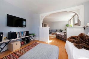 1 habitación, escritorio, tabla de planchar con plancha y cuna de viaje
