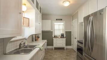 冷蔵庫、電子レンジ、オーブン、コンロ