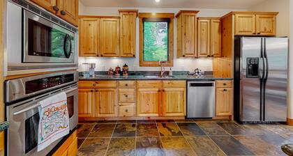 Inviting mountain cabin with skiing, fireplace, balcony, hot tub, & W/D