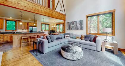 Inviting mountain cabin with skiing, fireplace, balcony, hot tub, & W/D