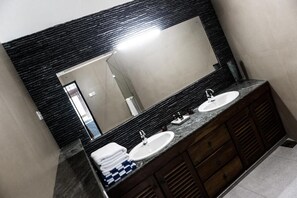 Hårføner, håndklær og toalettpapir