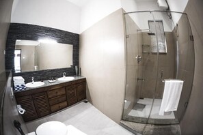 Hårføner, håndklær og toalettpapir