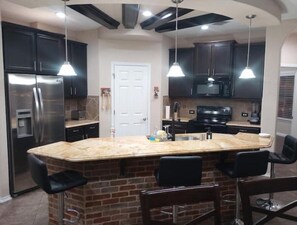Private kitchen - Cozy/Family Friendly 3 BR House (Converse)