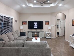 Living area - Cozy/Family Friendly 3 BR House (Converse)