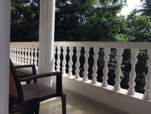 Classy White House Beach Apartments.
