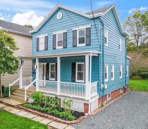 Cozy cottage 3 blocks to beach