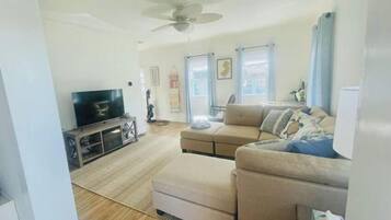 Smart TV, futbolito, mesa de ping pong, libros