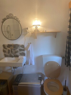 Douche, sèche-cheveux, serviettes fournies, savon